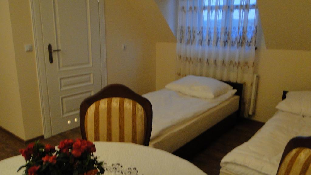 Pokoje Goscinne W Ratuszu Ogrodzieniec Habitación foto