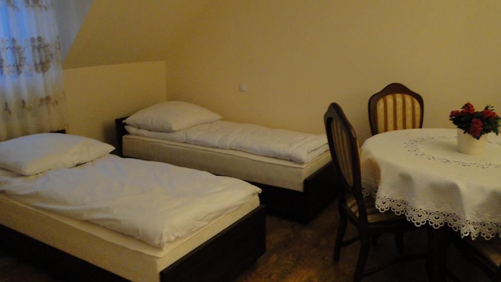 Pokoje Goscinne W Ratuszu Ogrodzieniec Habitación foto