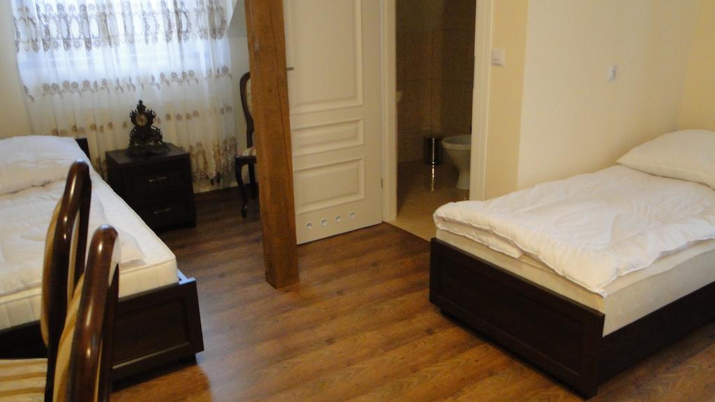 Pokoje Goscinne W Ratuszu Ogrodzieniec Habitación foto