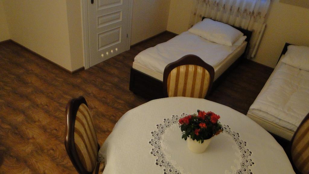 Pokoje Goscinne W Ratuszu Ogrodzieniec Habitación foto